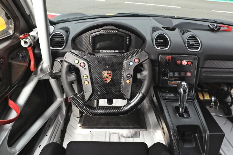 Торпедо Porsche 718 Cayman GT4 Clubsport (982C) 2019 года  (фото 33 из 48)